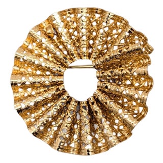 Vintage 1960s Signed Napier Goldtone Ruffled "Lace" Brooch For Sale