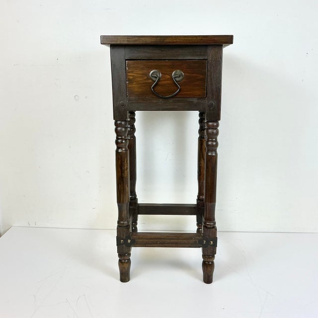 1970s Vintage Arts & Crafts Farmhouse Federal Pine Drinks Table After Ethan Allen Old Tavern. For Sale - Image 10 of 15