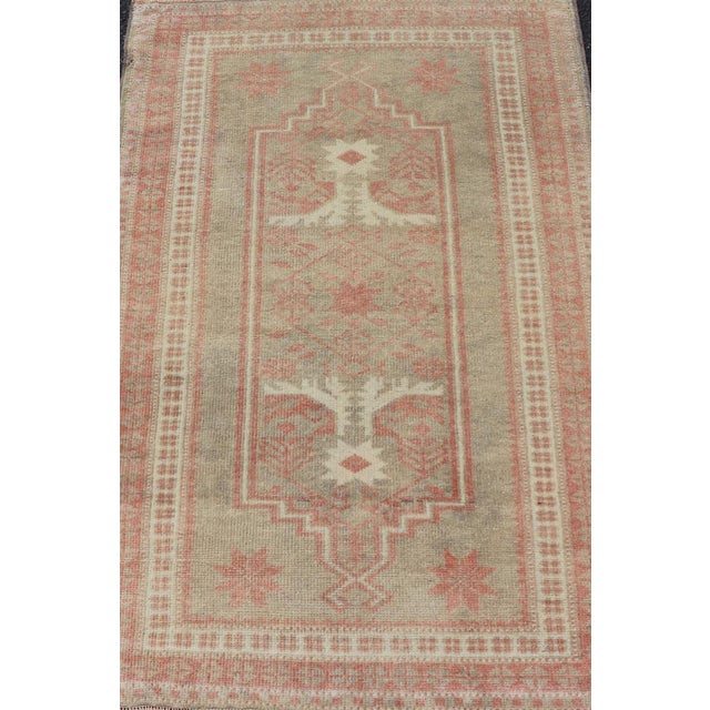Mid 20th Century Vintage Turkish Oushak Rug With Geometric Design in Soft Red, and Light Green 2'6"x3'10" For Sale - Image 5 of 9