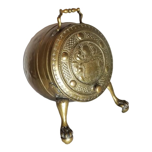 Antique Early 19th Century English Brass Coal Scuttle With Front Paws for Your Fireplace For Sale