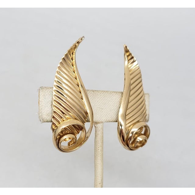 Mid-Century Modern Vintage 1950s Signed Napier Goldtone Leaves Clip Earrings- 2 Pieces For Sale - Image 3 of 8
