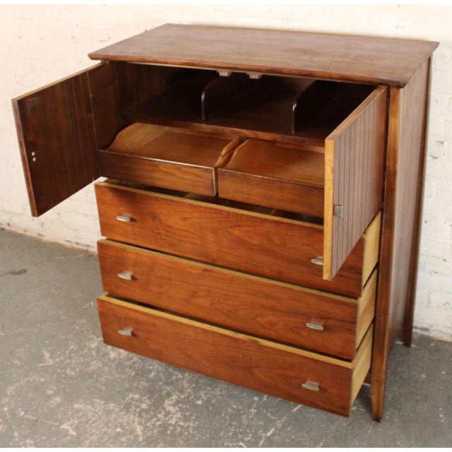 Mid-Century Modern Mid 20th Century Walnut Hiboy Dresser by Harmony House For Sale - Image 3 of 16