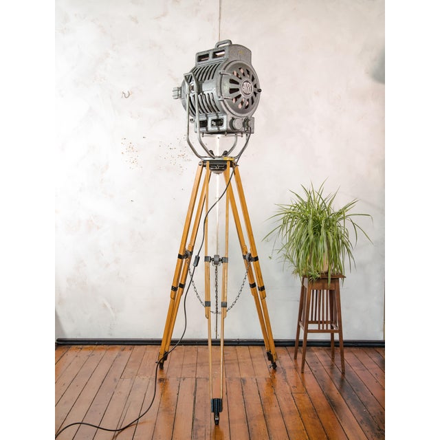 Grey 2KW Fresnel Spotlight Floor Lamp with Tripod from Arri, Germany, 1950s For Sale - Image 11 of 18