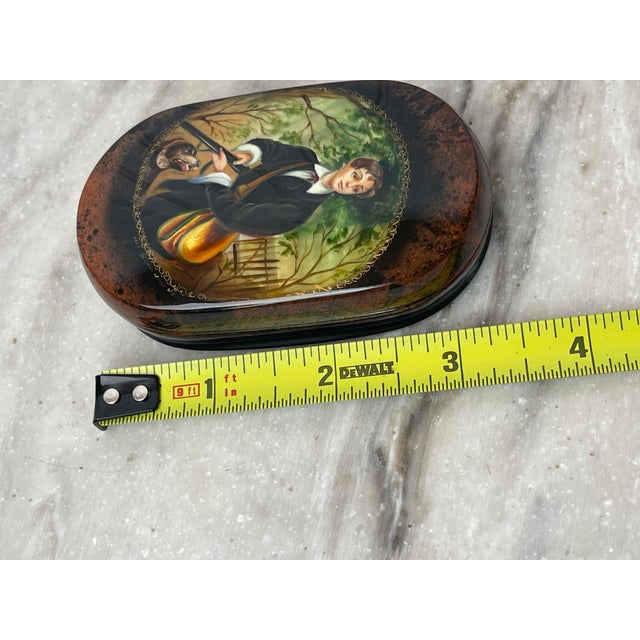1990s Fedoskino Russian Lacquer Box a Shchetinina Signed Hunter Dog Art Mint Vintage For Sale - Image 5 of 12