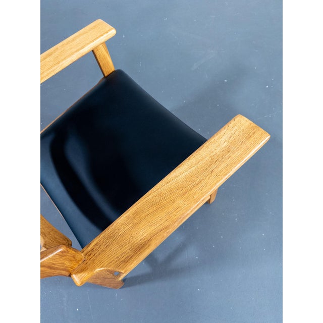 This stunning Henning Kjærnulf “Razorblade” lounge chair is a prime example of mid-century Scandinavian craftsmanship....