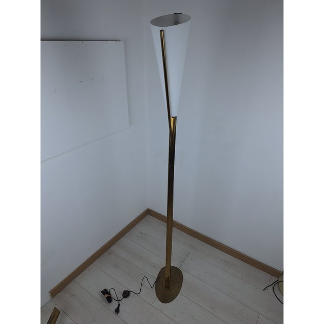 Mid-Century Modern Model 1819 Floor Lamp in Brass and Opaline Glass by Max Ingrand for Fontana Arte, 1950s For Sale - Image 3 of 13