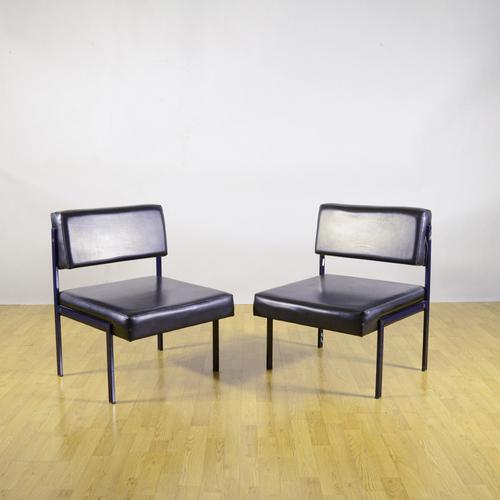 This charming pair of chairs dates back to the 1940s, a period of stylistic transition that combined the solidity of...