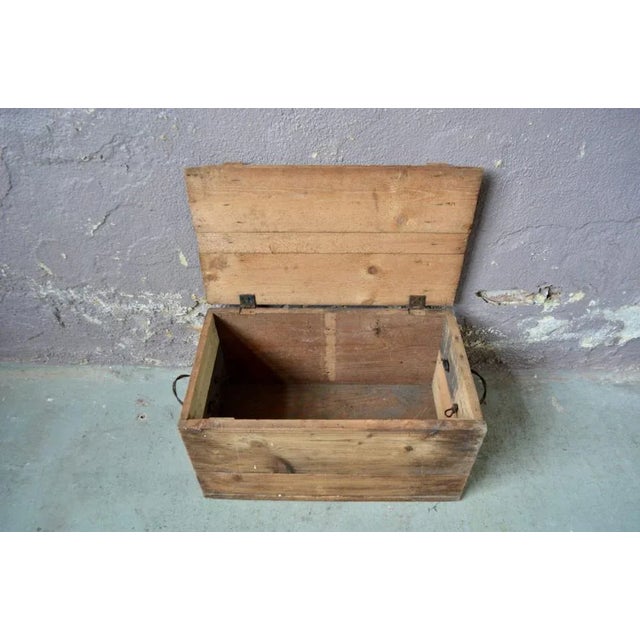 His patina hit the bull's eye! So sweet, she retains the look. This superb wooden trunk from the 1940s has a lot of charm...