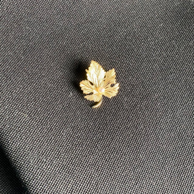 Gold 1990s 14k Yellow Gold Leaf Brooch With 4mm Round Cultured Pearl For Sale - Image 8 of 8