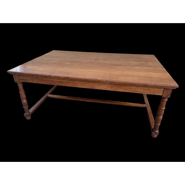 Beautiful reception table in solid oak from the French Embassy in Berlin. Center for the feet. Very good condition. Very...