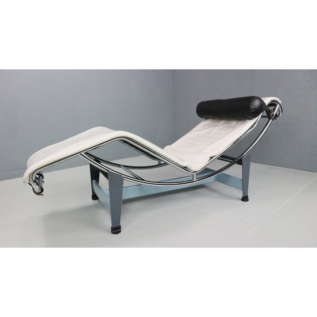 White Leather LC4 Chaise Longue by Le Corbusier for Cassina, 1960s For Sale - Image 3 of 18