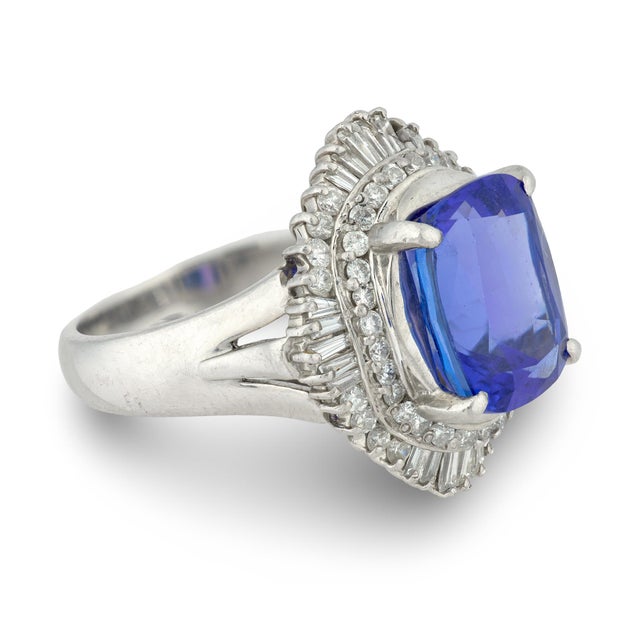 Vintage 5.40 Carat Tanzanite Diamond Platinum Cluster Ring, Size 8 For Sale - Image 4 of 6