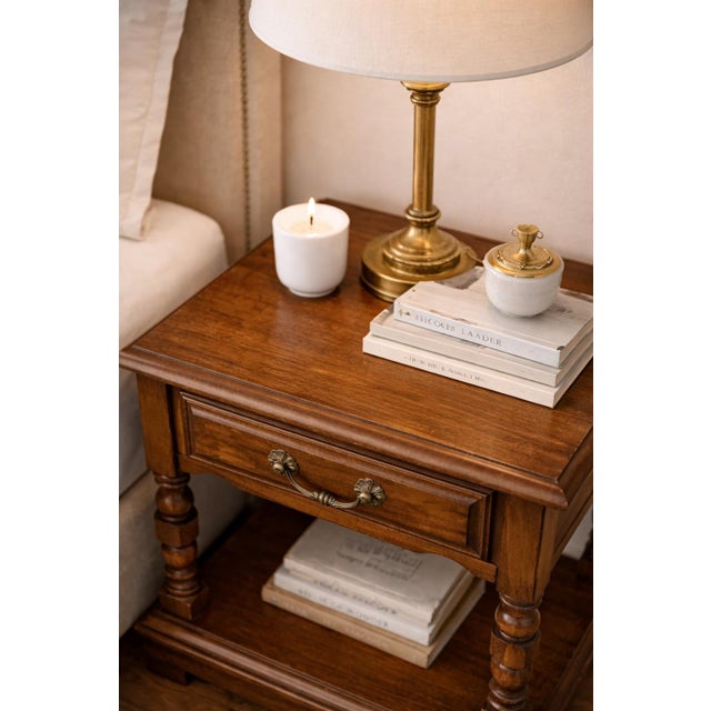 Traditional Late 20th Century Pair of Cal Shops Solid Wood Traditional Nightstands With Turned Legs & Lower Shelf For Sale - Image 3 of 11