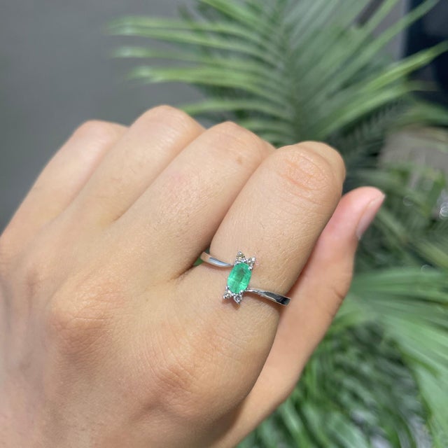 Mid Century Style 4 X 6 Mm Natural Oval Emerald Ring With Diamond Clusters Size 7 For Sale - Image 6 of 14
