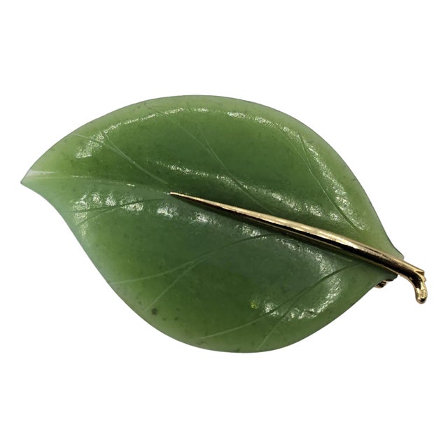 Mid 20th Century 14k (585) Yellow Gold Natural Jade Stone Leaf Shape: Brooch/Pin For Sale