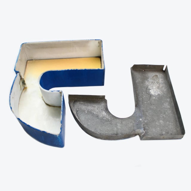 1970s Vintage Industrial Channel Letter R Signage Volumetric 3d Romania For Sale - Image 6 of 7