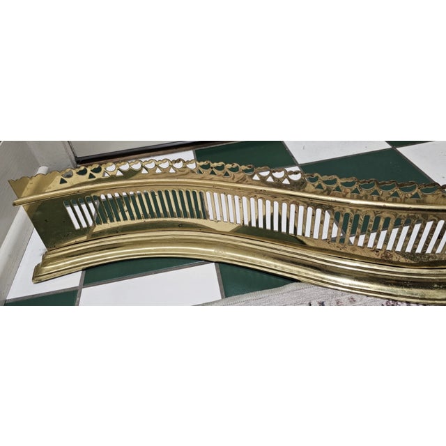 Metal Late 20th Century Virginia Metalcrafters Colonial Williamsburg Brass Serpentine Fender Cw 102 For Sale - Image 7 of 11
