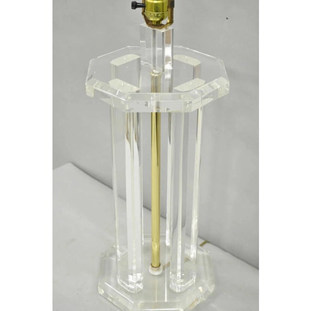 Mid-Century Modern Vintage Mid Century Modern Clear Lucite & Brass Sculptural Modernist Table Lamp For Sale - Image 3 of 12
