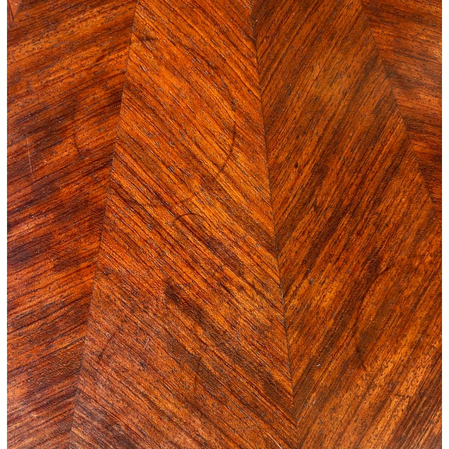 Early 20th Century Mahogany Oval Parlor Table With Matched Veneer Top Supported by Turned Columns For Sale - Image 10 of 11