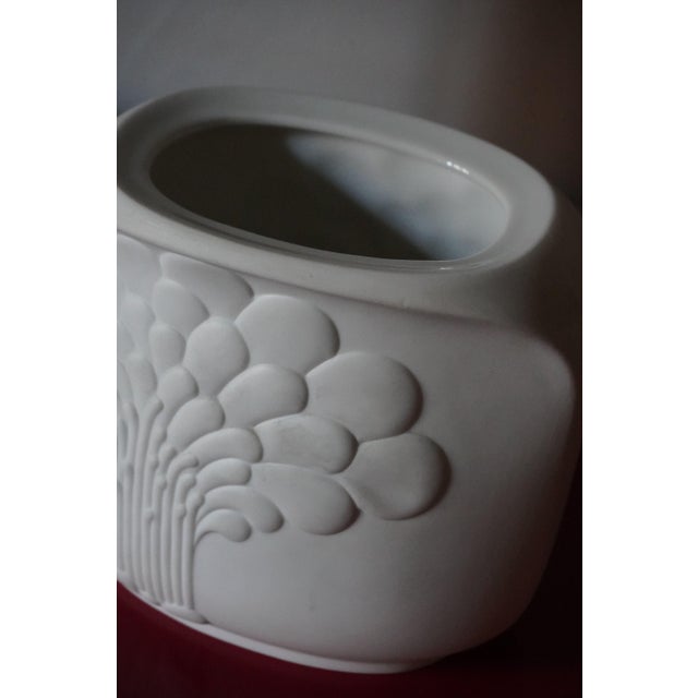 Vintage German Vases in Biscuit Porcelain from AK Kaiser, 1960s, Set of 2 For Sale - Image 4 of 6