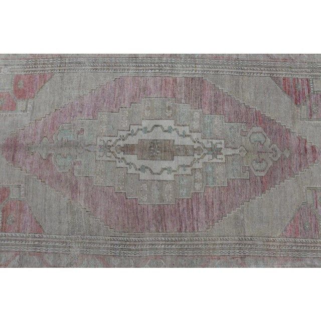 Mid 20th Century Vintage Turkish Oushak Rug With Layered Medallion Design in Light Pink and Cream For Sale In Atlanta - Image 6 of 13