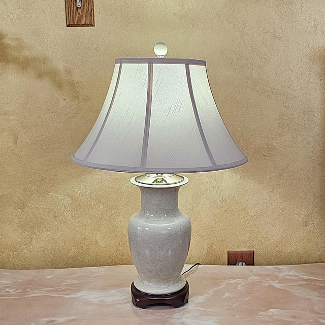 Vintage Ivory Speckled Ceramic Ginger Jar Style Table Lamp With Cream Shade & Wood Base For Sale - Image 11 of 18