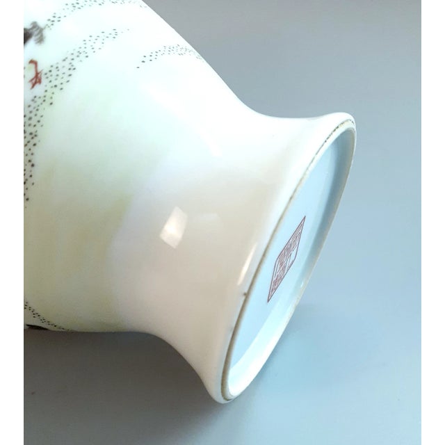 1910s Chinese Porcelain Houaniao Guanyinzun For Sale - Image 5 of 8