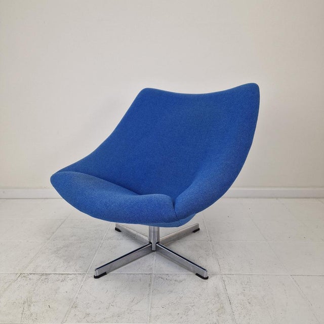 This iconic and rare "Oyster Chair" with cross base, designed by Pierre Paulin for Artifort in the 1960s, is a true...