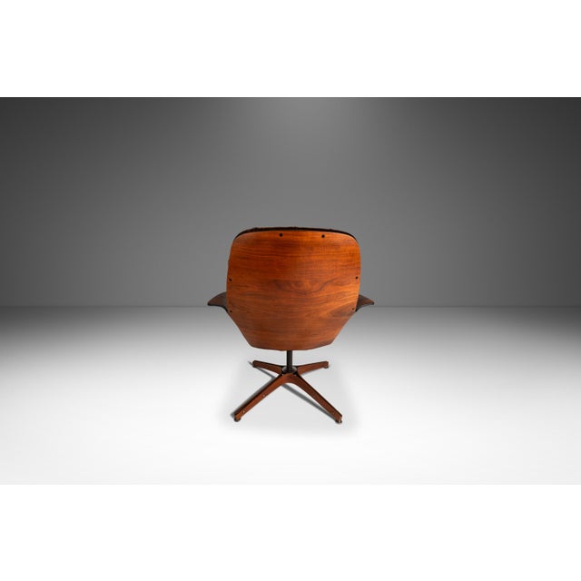 1960s Rare Mid-Century Modern "Mrs." Lounge Chair in Walnut & Original Vinyl Attributed to George Mulhauser for Plycraft, Usa, C. 1960s For Sale - Image 5 of 18