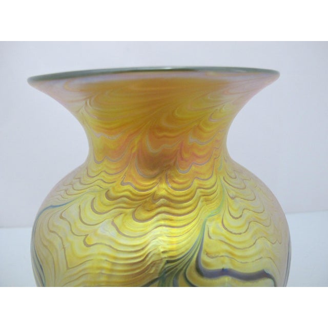 2000 - 2009 Lundberg Studios Moire Fern Heart Pulled Feather Iridescent Gold Art Glass Vase For Sale - Image 5 of 13