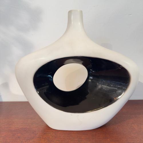 1980s Mid-Century Modern Abstract Ceramic Vase in Black and White Glaze, Italy, 1980s For Sale - Image 5 of 10