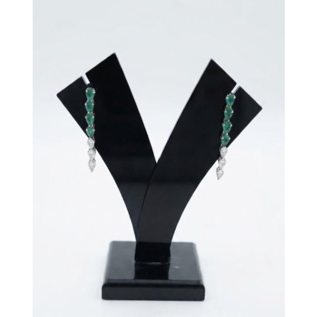 2020s Natural 0.91cts Emerald & 0.56cts Diamond Earring in 18k Gold For Sale - Image 5 of 8