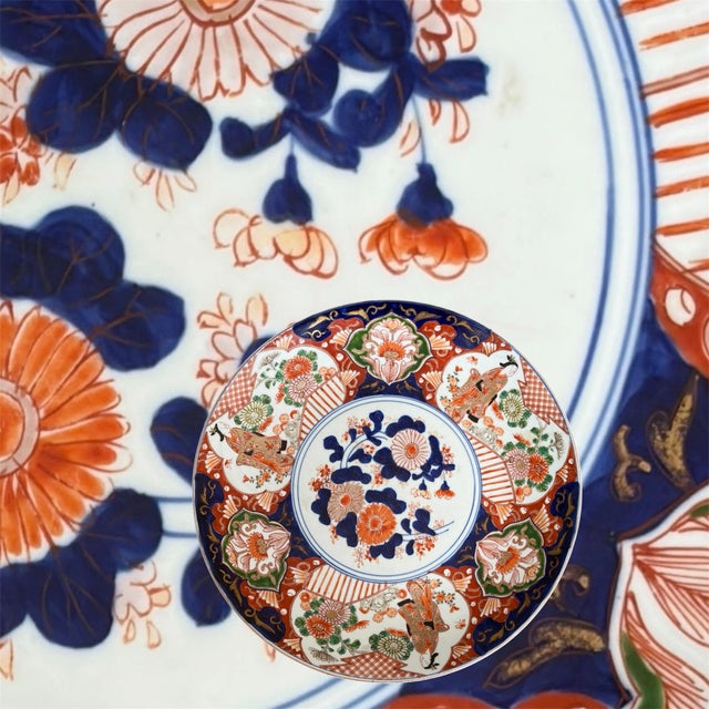 Red Large 14-Inch 19th-Century Japanese Imari Scalloped Porcelain Charger For Sale - Image 8 of 12