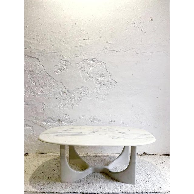 This distinctive coffee table is a compelling example of late 20th-century organic design, reflecting the postmodern shift...