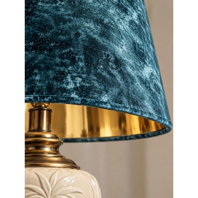 Contemporary Mid 20th Century Coastal Regency Palm Relief Ceramic Urn Table Lamp With Teal Velvet Shade For Sale - Image 3 of 8