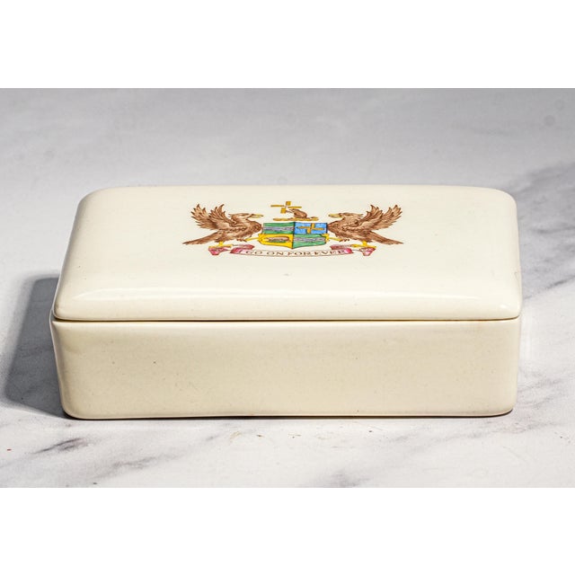 Wonderful Wedgwood Creamware Antique Hand Painted Armorial Coat of Arms English Ceramic Jewelry Trinket Desk Keepsake Box For Sale - Image 9 of 16
