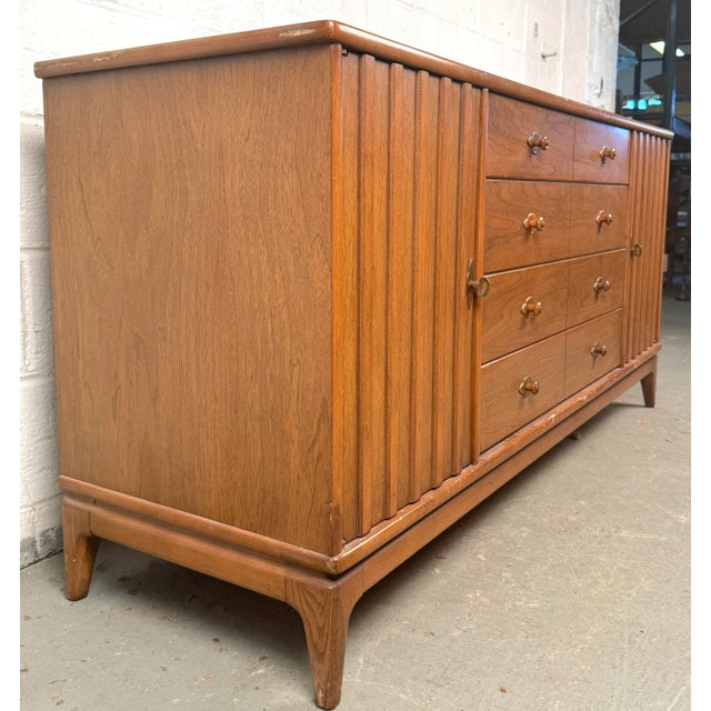 Mid-Century Modern Mid-Century Credenza by Broyhill For Sale - Image 3 of 12