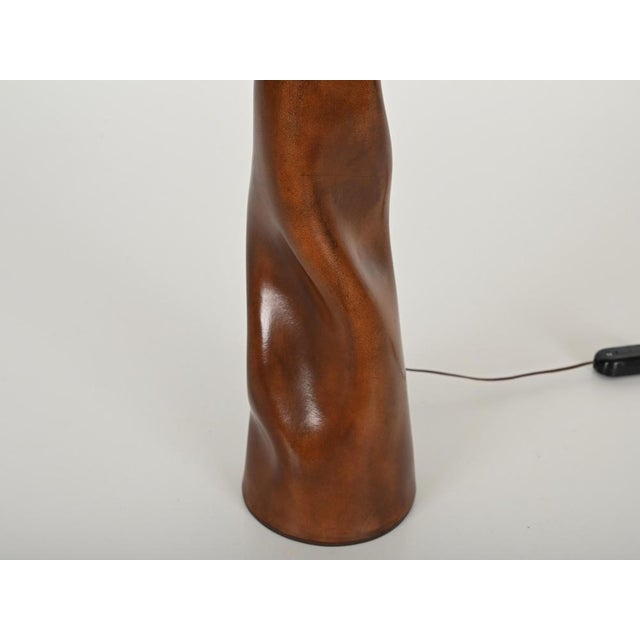 Midcentury Italian Sculptural Table Lamp in Curved Brown Leather, 1970s For Sale - Image 13 of 16