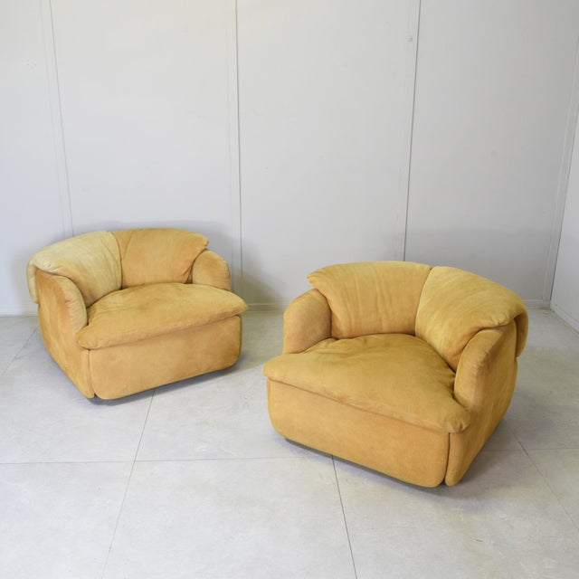 Confidential Lounge Chairs in Ochre Suede by Alberto Rosselli for Saporiti, 1970s, Set of 2 For Sale - Image 6 of 12