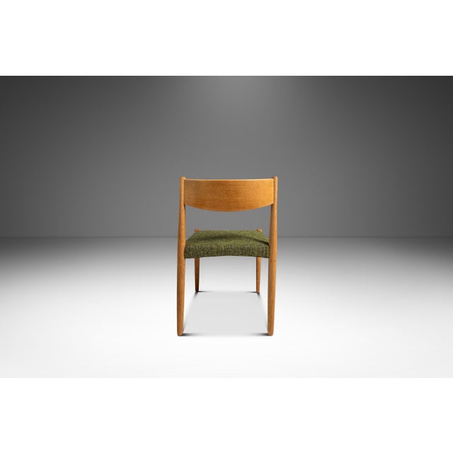 1970s Restored Mid-Century Danish Modern Side / Dining Chair in Oak & Green Tweed Attributed to Poul Volther for Frem Røjle, Denmark, C. 1970s For Sale - Image 5 of 18