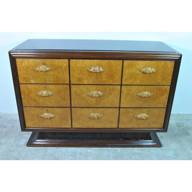 Italian Maple & Mahogany Chest of Drawers with Black Lacquered Glass Top, 1940s, in Good conditions. Designed 1920 to 1949