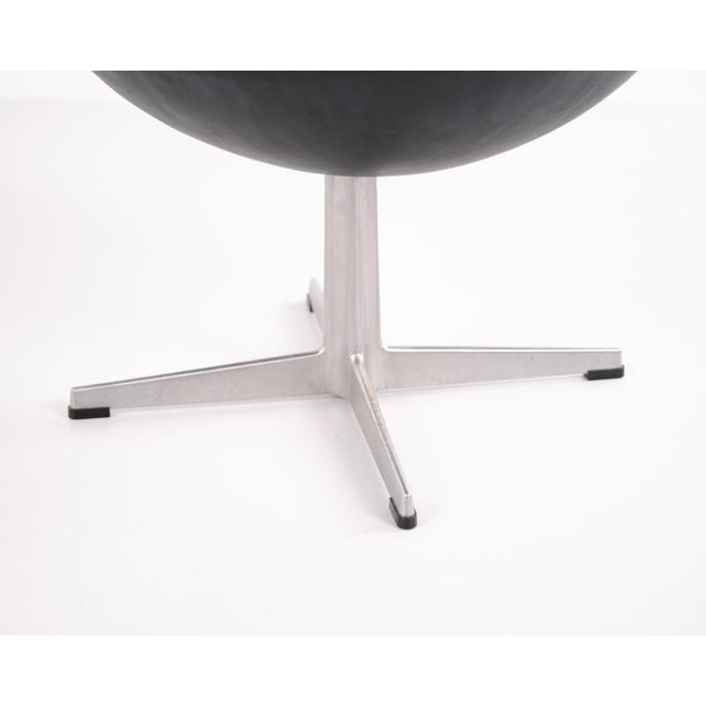 2000 - 2009 Egg Ottoman in Black Elegance Leather by Arne Jacobsen for Fritz Hansen, 2006 For Sale - Image 5 of 8