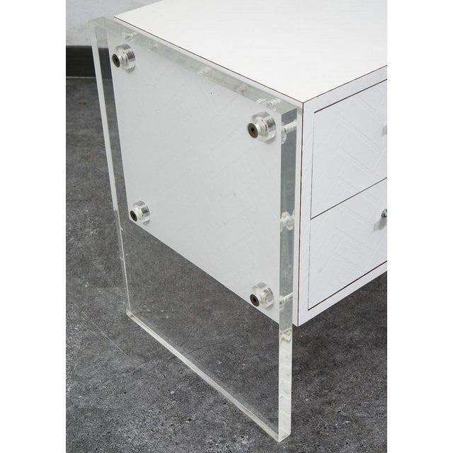 1970s Mid Century Modern Nightstand 2 Drawers Lucite White 1970s Vintage Groovy Retro For Sale - Image 5 of 12
