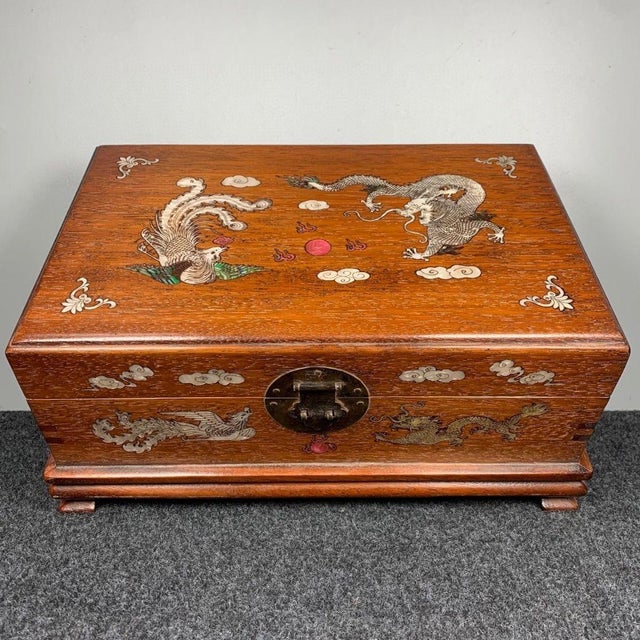 Brown 1980s Rosewood Jewelry Box / Mother of Pearl Inlay Dragon & Phoenix Motif For Sale - Image 8 of 9