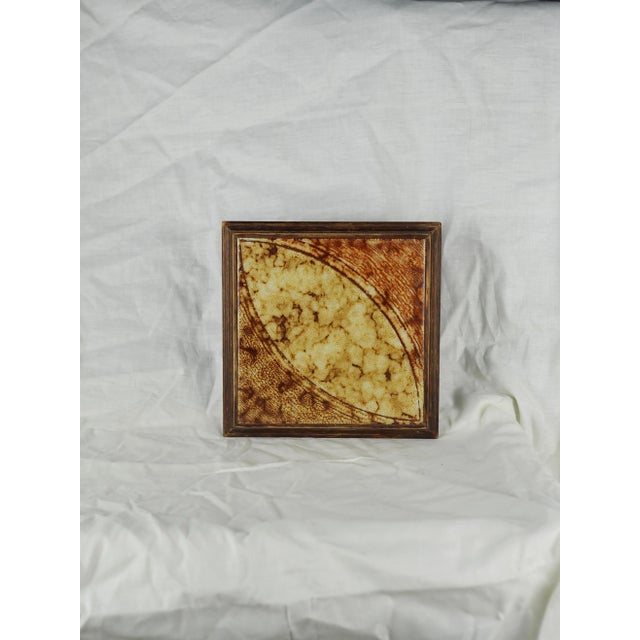 Plate rest decorated with a large diagonal earthenware tile. Wooden feet. The graphic and almost abstract decor of this...