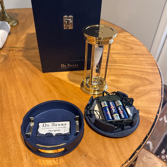 De Beers Diamond Hourglass - 36 Carats For Sale - Image 10 of 12