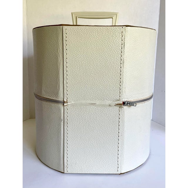 Hollywood Regency White Leatherette Handled Hat Box For Sale In Los Angeles - Image 6 of 11