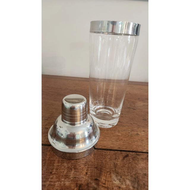 1950s Mid-Century Glass & Chrome Cocktail Shaker With Strainer, 10½″ Barware For Sale - Image 12 of 18