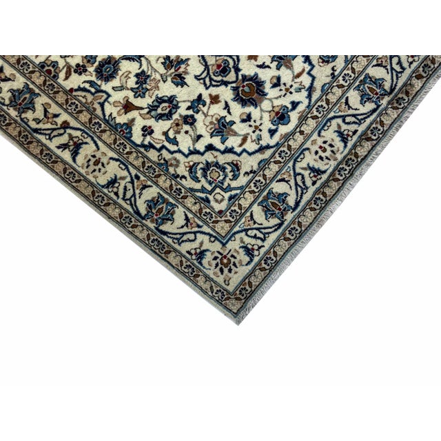 Middle Eastern Rug in Wool For Sale - Image 4 of 6