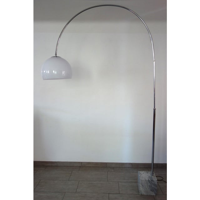 Mid-Century Modern Italian Arc Floor Lamp in the style of Guzzini, 1970s For Sale - Image 3 of 17